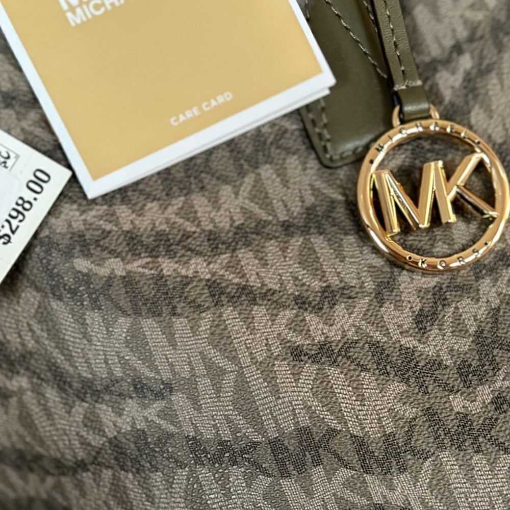 Michael KORS
Signature Animal Print Tote Bag in Olive
XL NWT retail $298 - Picture 7 of 9
